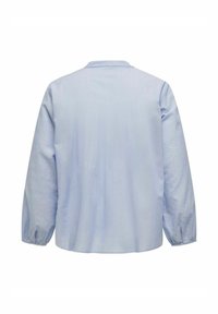 Fénykék hosszú ujjú ing, gallérral, gombos mandzsettával és sima textúrával. A háta enyhén redőzött és lekerekített hem.