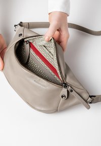 Aunts & Uncles BILBERRY - Gürteltasche - cobblestone