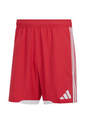 Czerwone sportowe spodenki z elastycznym paskiem w talii, białymi paskami po bokach i białym skośnym logo w pobliżu dolnego obszycia na prawej nogawce.