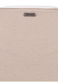 Hellbeige gerippter Stoff mit subtilen vertikalen Linien, versehen mit einem kleinen Metallschild, auf dem "Key Largo" an der oberen Kante eingraviert ist.