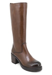 Bota de cuero marrón hasta la rodilla con punta redonda, tacón grueso y superficie texturizada. Presenta un diseño cosido y un cuello elevado.