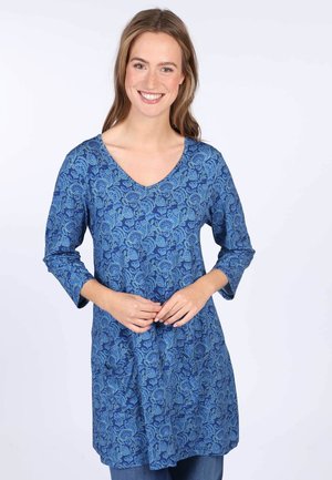 Blaue Tunika mit V-Ausschnitt und Dreiviertelärmel, die mit kunstvollen Blumenmustern in verschiedenen Blautönen auf einem strukturierten Stoff versehen ist.