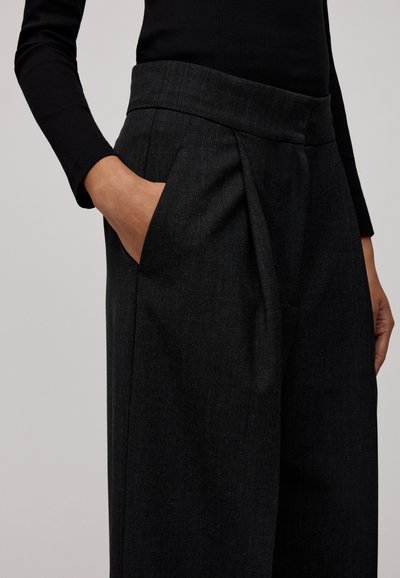 Pantaloni tailored gri închis, cu o textură netedă, având un talie lată, pliuri și buzunare laterale.