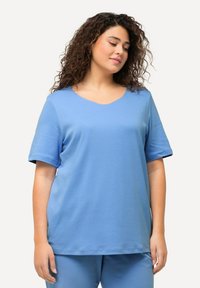Hellblaues T-Shirt mit kurzen Ärmeln, weitem Ausschnitt und lockerer Passform, aus glattem Baumwollstoff gefertigt. Verfügt über ein einfaches und einheitliches Design.