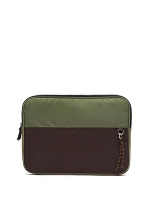 Housse d'ordinateur portable rectangulaire bicolore avec moitié supérieure vert olive et moitié inférieure marron foncé, équipée d'une fermeture éclair et d'un cordon tressé attaché.