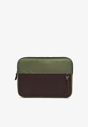 Pravokotni dvobarvni ovoj za prenosnik z zgornjim delom v olivno zeleni barvi in spodnjim delom v temno rjavi barvi, z zadrgo in priloženim pletenim potegom.