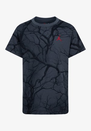 Dunkelgraues T-Shirt mit kurzen Ärmeln, schwarzen Baumzweigmustern und einem kleinen roten Jumpman-Logo auf der linken Brust.