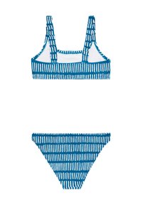 Kaksiosainen bikinit vastaavat sinistä kuviota, jossa on valkoiset vaakasuoratRaidat. Yläosa on paksuilla hihnoilla ja röyhelöreunalla; alaosa on matalavyötäröinen.