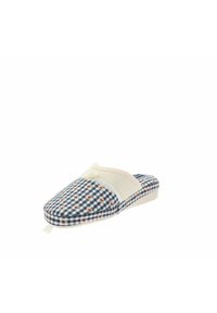 Zapatillas de casa deslizables a cuadros azul y blanco con acentos florales, parte superior de tela suave, puntera redondeada y suela texturada para un mejor agarre.