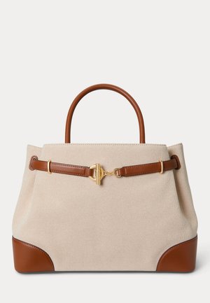 Τσάντα χειρός από μπεζ ύφασμα με καφέ δερμάτινα χερούλια, ενισχύσεις στις γωνίες και κούμπωμα σε χρυσό τόνο στο μπροστινό μέρος.