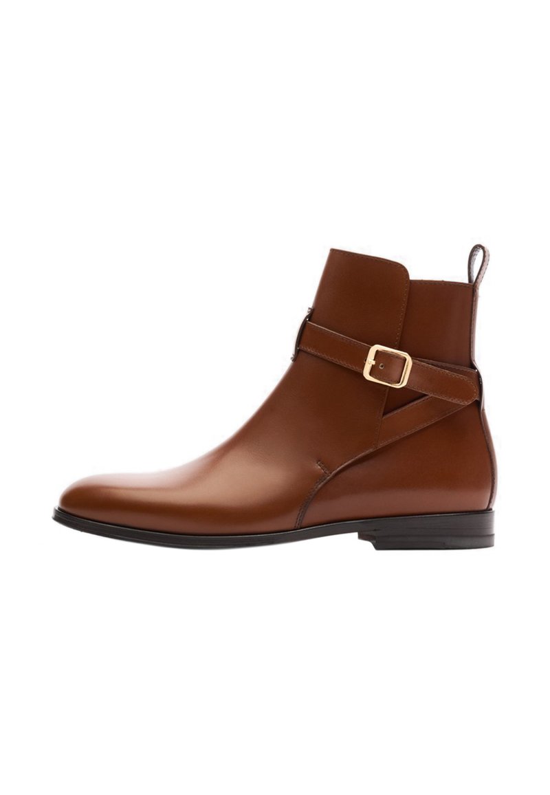 Braune Leder-Ankle-Boots mit einem eleganten Design, das einen seitlichen Schnallenakzent und einen niedrigen, flachen Absatz aufweist. Glatte Textur, polierte Oberfläche.