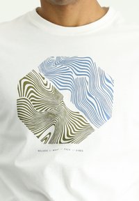 Kigili GEMUSTERTES - Camiseta estampada - ecru