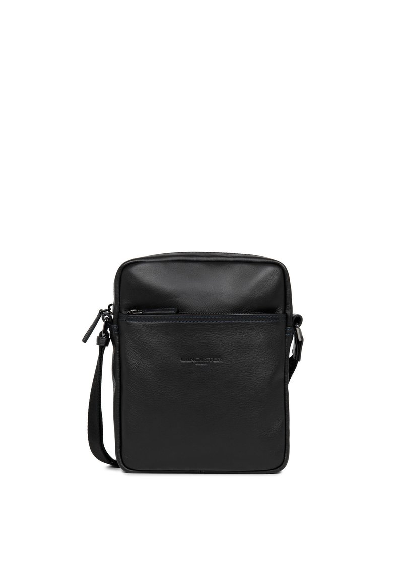 Borsa a tracolla nera in pelle con texture liscia, tasca frontale con zip e tracolla regolabile. Forma rettangolare con dettagli del logo in rilievo.