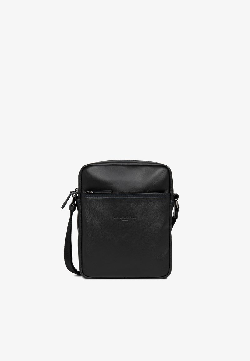 Schwarze Leder-Crossbody-Tasche mit glatter Textur, Reißverschluss-Vordertasche und verstellbarem Tragegurt. Rechteckige Form mit geprägtem Logodetail.