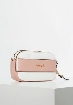 Prostokątna biała i jasnoróżowa torebka na nadgarstek Guess z złotym logo, podwójnym zamkiem błyskawicznym oraz czarno-białym paskiem na nadgarstek w paski.