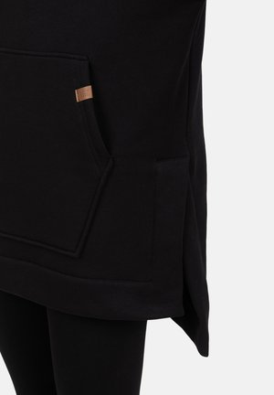 Fekete pulcsi kenguruzsebbel, texturált anyagból, az oldalán kis barna bőr címkével, kissé megnyújtott szegéllyel.