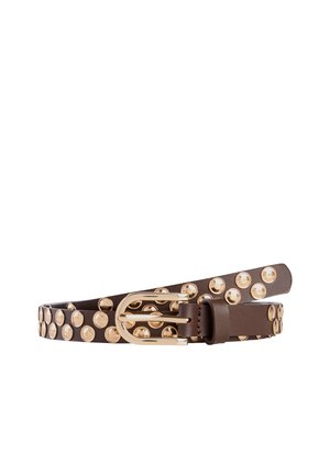 Brauner Ledergürtel mit goldenen runden Nieten und einer goldenen Metallschnalle, auf weißem Hintergrund aufgerollt.