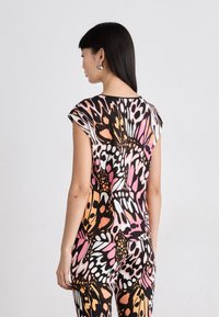 Blomstermønstret dress med sommerfugldesign i pink, orange og sort. Blødt, let stof med korte ærmer og en afslappet pasform.