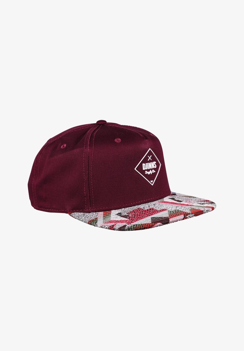 Brūnas snapback cepure ar rakstainu plakano vizieri. Vizieram ir krāsains ģeometrisks raksts ar sarkaniem, zaļiem un baltiem akcentiem.