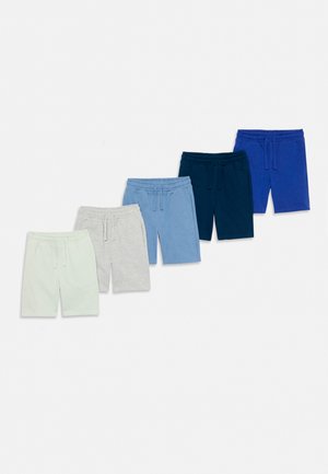 Fem par shorts med elastisk midje og snøring i nyanser av hvitt, lysegrått, lyseblått, marineblått og kongeblått, arrangert diagonalt.