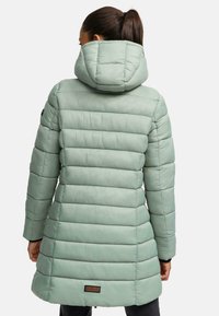 Abrigo acolchado en verde claro, con capucha y diseño de costuras verticales. Textura suave con un ligero brillo, hasta la rodilla y con un acento de logo.