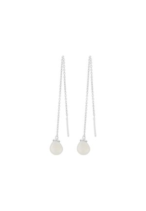 Srebrne kolczyki na sztyfcie z delikatnym łańcuszkiem i małymi białymi perłami w kształcie kropli na końcach.