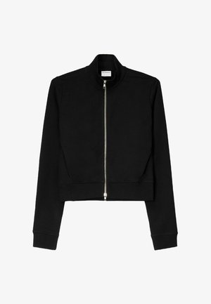 Črna skrajšana jakna iz mehkega materiala, z visokim ovratnikom, zadrgo in rebrastimi manšeti. Preprost, čisti dizajn brez vzorcev.