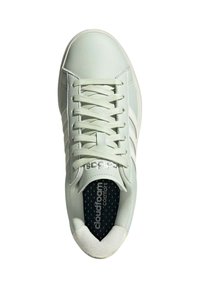 Scarpa da ginnastica verde chiaro con tomaia in pelle sintetica, dotata di un design con lacci, tre strisce bianche e soletta Cloudfoam per il comfort.