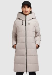 Manteau d'hiver matelassé gris clair avec un col haut, une capuche ajustable et une fermeture éclair à l'avant. Présente des poches latérales et des accents de quincaillerie noirs.