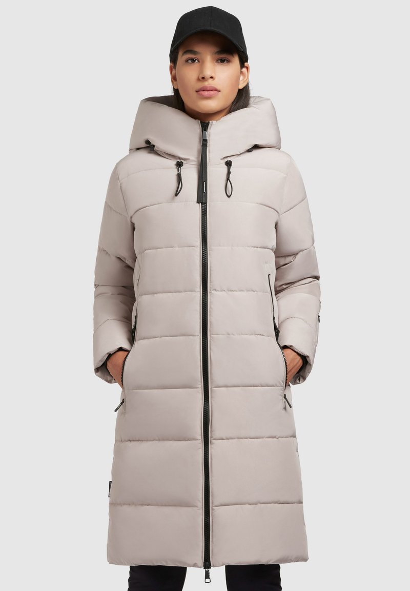 Manteau d'hiver matelassé gris clair avec un col haut, une capuche ajustable et une fermeture éclair à l'avant. Présente des poches latérales et des accents de quincaillerie noirs.