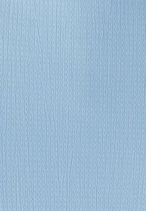 Tela texturizada azul claro con un patrón ondulado, con una superficie suave y ligeramente elevada, y un color uniforme en toda su extensión.
