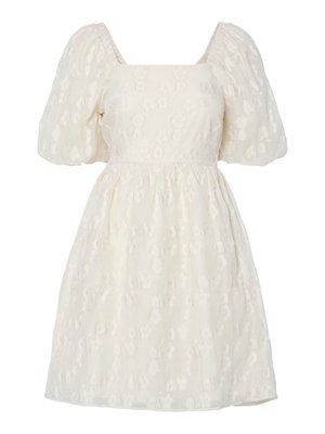 Valge puff-sleeve kleit ruudukujulise kaelusega, millel on tekstuuriga lilleline tikand ja kokkuvõetud talje. Kleit on valmistatud kergest kangast.