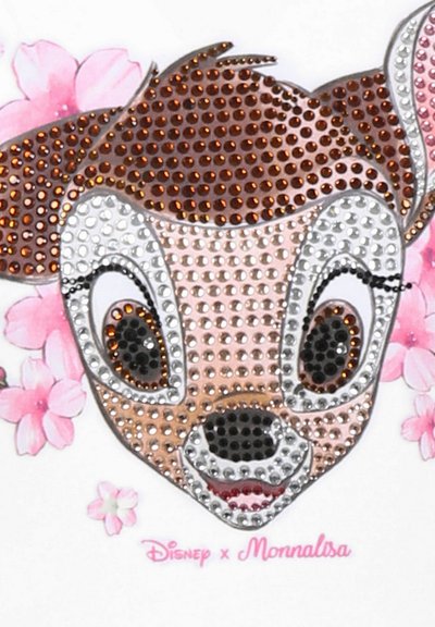 Tessuto bianco con un design scintillante raffigurante la testa di un cervo in stile cartone animato, con accenti marroni, argentati e neri, circondata da fiori rosa.