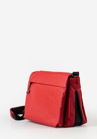 Borsa a tracolla rossa realizzata in tessuto morbido, con patta pieghevole, tracolla regolabile e tasca laterale con zip. Accentuata da un logo in rilievo.