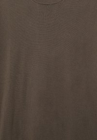 Tissu marron uni à col rond, avec une texture en tricot fin, sans motifs ni ornements.