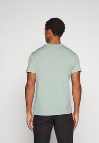 icebreaker MEN MERINO 150 TECH LITE SS TEE CAMP ESSENTIALS - Sportovní tričko - moss