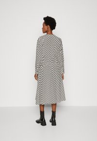 Tommy Hilfiger ZIGZAG WAISTED MIDI DRESS - Haljina-majica - white