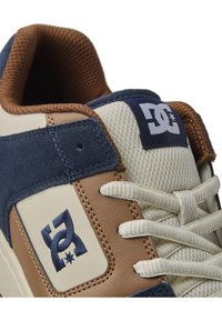 DC Shoes MANTECA  - Trainers - tbn tan brown