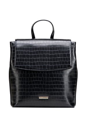 Zwarte rugzak van faux krokodillenleer met bovenhandvat en voorflap sluiting, rechthoekige vorm en klein gouden merkplaatje.