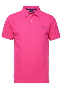 Polo shirt in cotone rosa con colletto classico, maniche corte e un logo discreto sul lato sinistro del petto. Texture morbida e forma aderente.