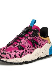 Baskets de sport à motifs rose et noir, dotées d'un dessus texturé, de lacets élastiques et d'une semelle rembourrée tachetée avec des accents bleus et jaunes.