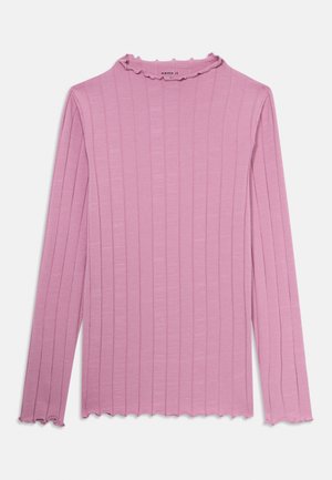 Top en tricot rose côtelé à manches longues avec des bords volantés au niveau du col, des poignets et de l'ourlet, posé à plat sur un fond blanc.