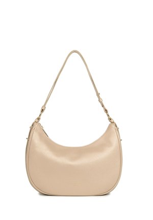 Sac à épaule en cuir beige avec forme courbée et sangle réglable, design minimaliste et texture subtile.