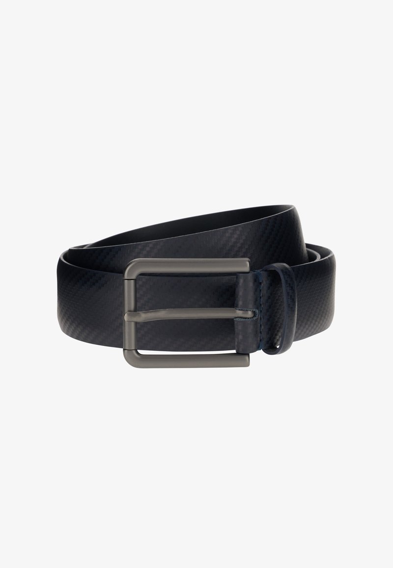 Cinturón de cuero azul marino con un acabado texturizado, que presenta una hebilla rectangular de color plata grisáceo y un borde liso.