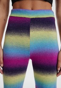 Kleurige, gradient leggings met tinten paars, blauw, groen en roze. Zachte stof met een gladde textuur en een brede elastische tailleband.