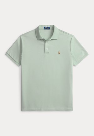 Világoszöld rövid ujjú galléros póló, két gombbal, és a bal mellrészen kis hímzett ló és lovas logóval.