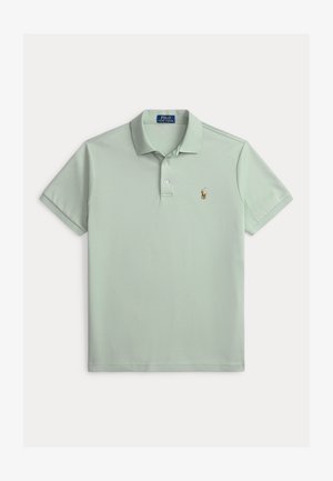 Jasnozielona koszulka polo z krótkim rękawem, kołnierzykiem, dwoma guzikami i małym haftowanym logo konia z jeźdźcem na lewej piersi.