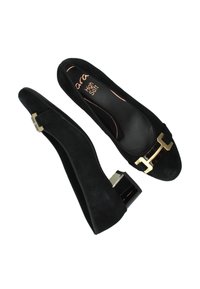 Zwarte suède hoge hakken met een glanzende blokhak en een gouden accent gesp aan de voorkant. Glad oppervlak met een open te ontwerp.