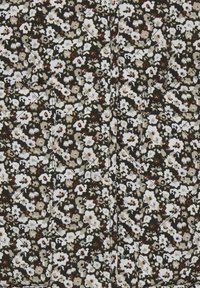 Tkanina w kwiatowy wzór z małymi białymi, beżowymi i brązowymi kwiatami na ciemnym tle, z widocznym szyciem i szwami.