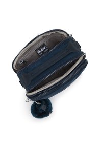 Portafoglio Kipling blu navy, realizzato in materiale testurizzato, con numerosi scomparti con zip, un accento in pom-pom morbido e un'etichetta con logo.